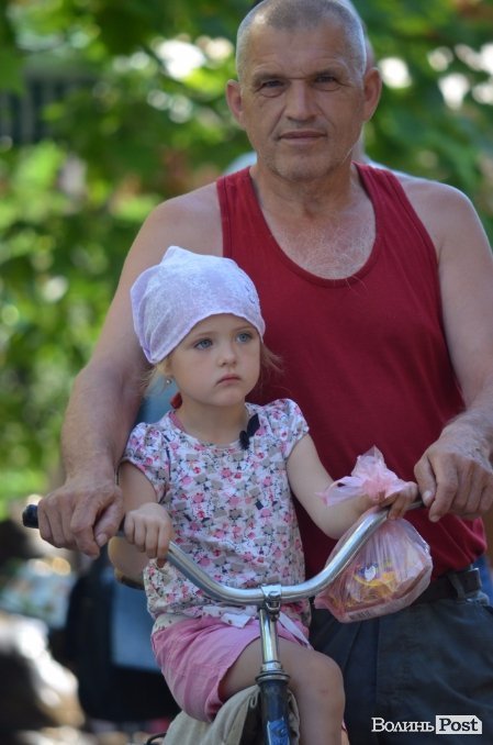 Львівський гурт примусив циган танцювати в центрі Луцька. ФОТО ВІДЕО