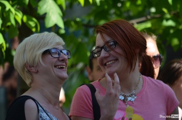 Львівський гурт примусив циган танцювати в центрі Луцька. ФОТО ВІДЕО