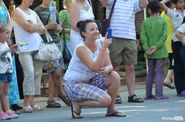 Львівський гурт примусив циган танцювати в центрі Луцька. ФОТО ВІДЕО