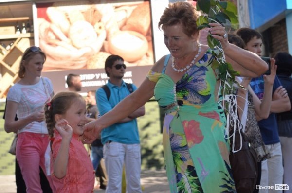 Львівський гурт примусив циган танцювати в центрі Луцька. ФОТО ВІДЕО