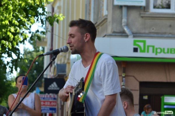 Львівський гурт примусив циган танцювати в центрі Луцька. ФОТО ВІДЕО