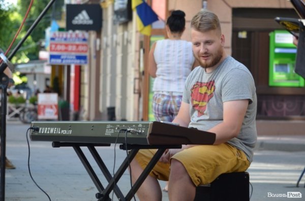 Львівський гурт примусив циган танцювати в центрі Луцька. ФОТО ВІДЕО