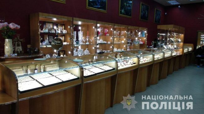 Зухвале пограбування: невідомий застрелив охоронця ювелірної крамниці