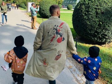 Лучанин MONATIK показав рідкісні світлини прогулянки із синами