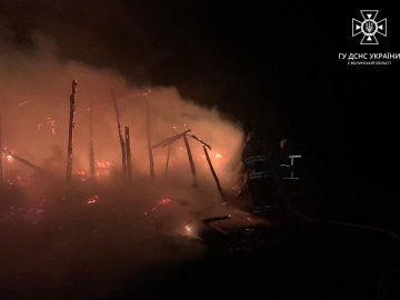 На Волині через куріння чоловіка горіла господарська споруда