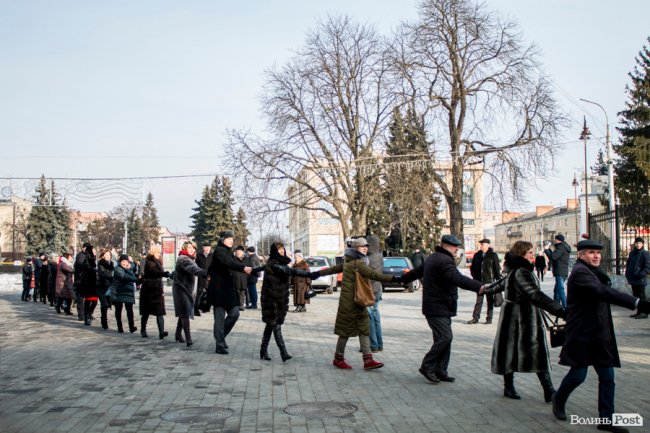 Спільна молитва і «живий ланцюг»: як у Луцьку відзначають століття єдності. ФОТО