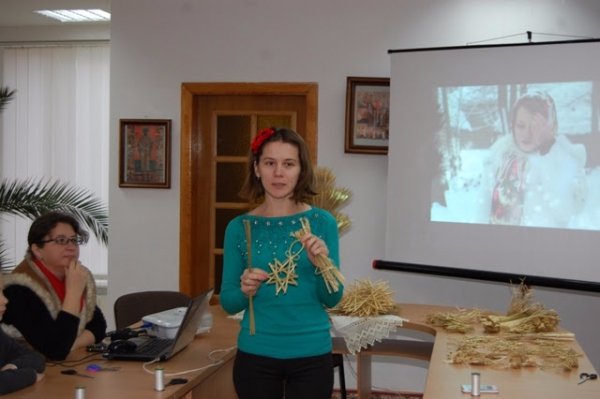 У луцькому виші робили ялинкові прикраси з соломи. ФОТО