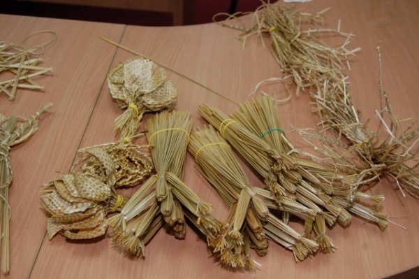 У луцькому виші робили ялинкові прикраси з соломи. ФОТО