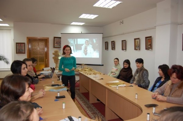 У луцькому виші робили ялинкові прикраси з соломи. ФОТО
