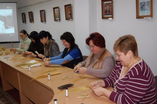 У луцькому виші робили ялинкові прикраси з соломи. ФОТО