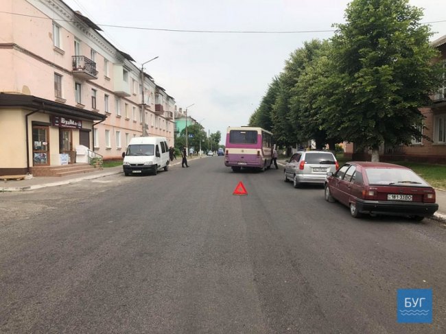 У Нововолинську автобус врізався у легковик: постраждала жінка. ФОТО