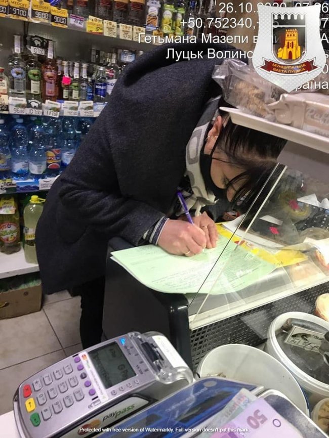 У Луцьку викрили магазин «Файний», який торгує алкоголем у заборонений час