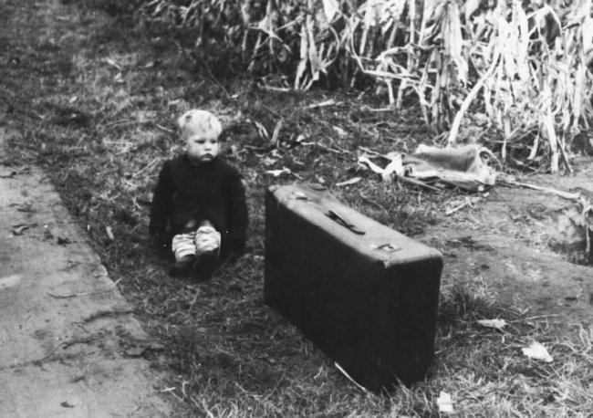 Залишена дитина десь в селі на Східному фронті, можливо і Волинь