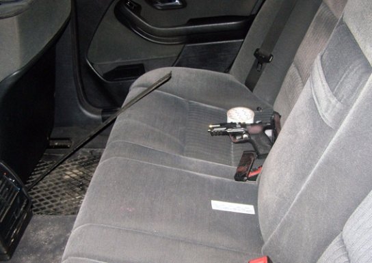 На Волині молодики з «пневматом» та газовим балончиком викрали «БМВ». ФОТО