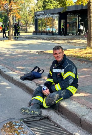 Показали фото рятувальників, які ліквідовували наслідки російського обстрілу у Луцьку