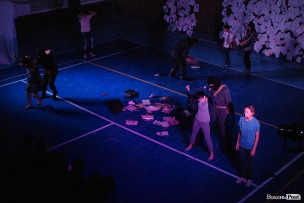 У Луцьку «Нова лінія» та спортзал стали театрами. ФОТО. ВІДЕО