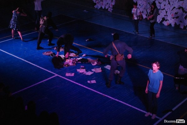 У Луцьку «Нова лінія» та спортзал стали театрами. ФОТО. ВІДЕО