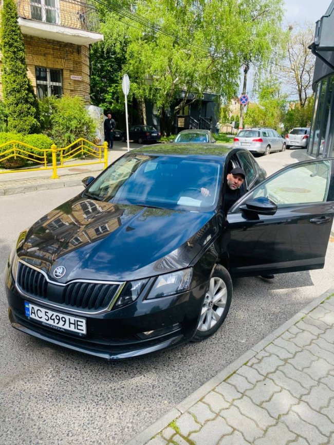 У центрі Луцька водій відібрав телефон у муніципалки