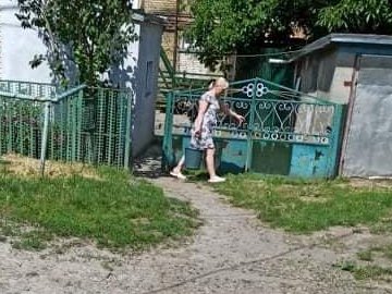 У Луцьку спіймали жінку, яка відрами виливала відходи на вулицю. ФОТО