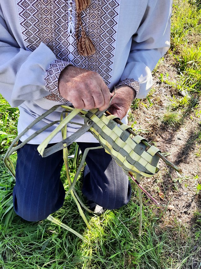 Волинянин освоїв древнє ремесло плетіння постолів. ФОТО 