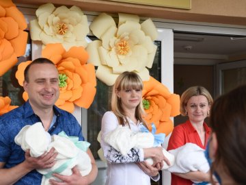 З подарунками і квітами:  з перинатального центру виписали лучанку, яка народила трійню. ФОТО