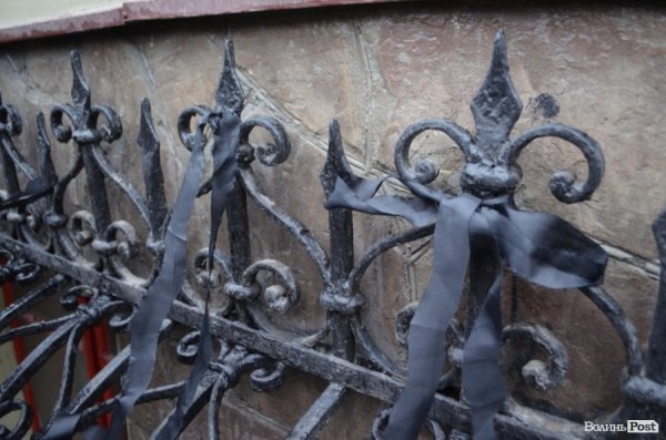 У Луцьку під прокуратуру принесли лампадки, серп і молот. ФОТО