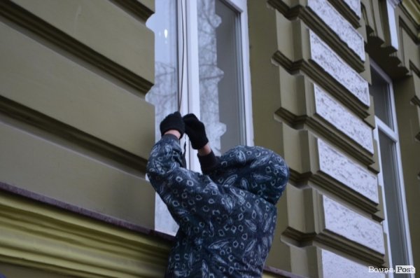 У Луцьку під прокуратуру принесли лампадки, серп і молот. ФОТО