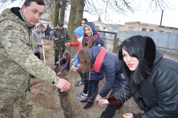 Волинські лісівники допомагають озеленювати Луцьк. ФОТО