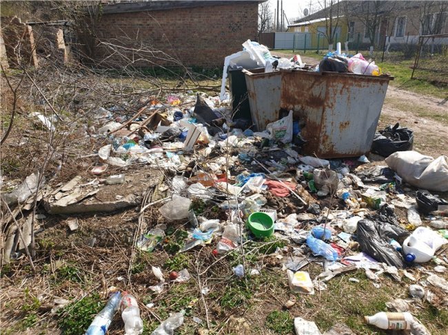 Сморід та антисанітарія: у місті на Волині три тижні не вивозять сміття. ФОТО