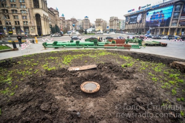У Києві почали монтувати ялинку. ФОТО 
