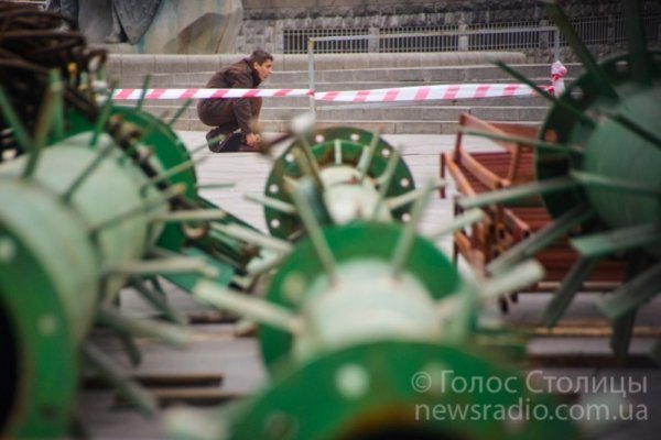 У Києві почали монтувати ялинку. ФОТО 