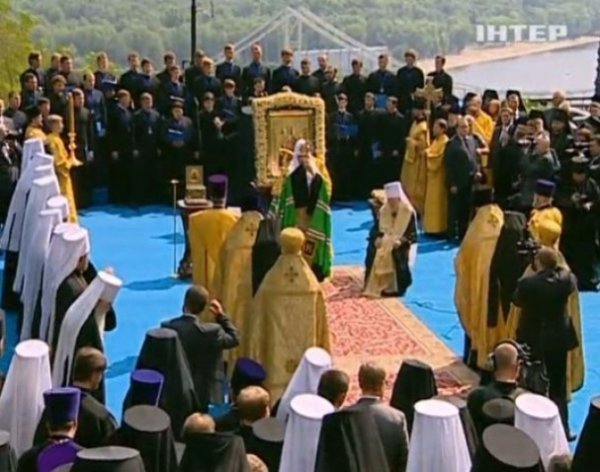 Під час молебню у Києві паломники ледь не побилися з міліцією. ФОТО