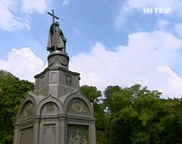 Під час молебню у Києві паломники ледь не побилися з міліцією. ФОТО