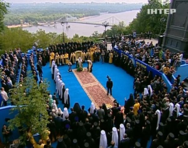 Під час молебню у Києві паломники ледь не побилися з міліцією. ФОТО