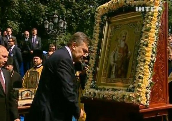 Під час молебню у Києві паломники ледь не побилися з міліцією. ФОТО