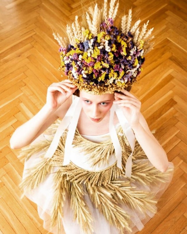 Волинянка 15 років присвятила плетінню виробів з соломи 