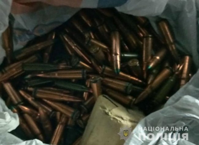 У Луцьку знайшли таємний сховок у землі, де чоловік зберігав гранати і патрони. ФОТО. ВІДЕО