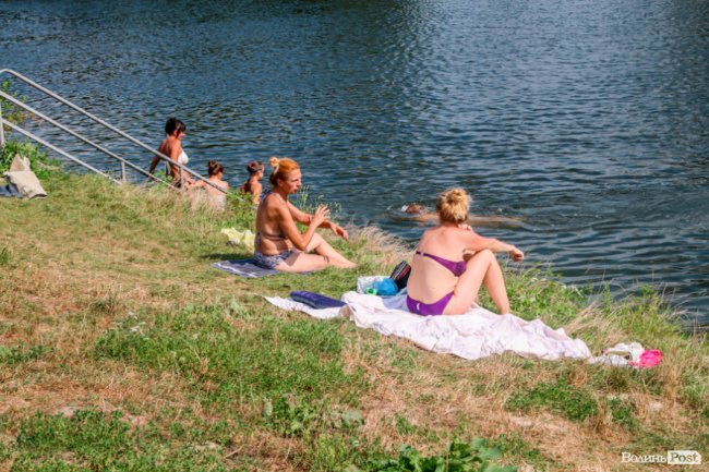 Стир, фонтани і вуличні душі: як у Луцьку рятуються від спеки. ФОТО