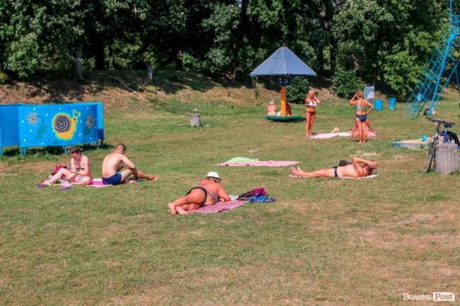 Стир, фонтани і вуличні душі: як у Луцьку рятуються від спеки. ФОТО