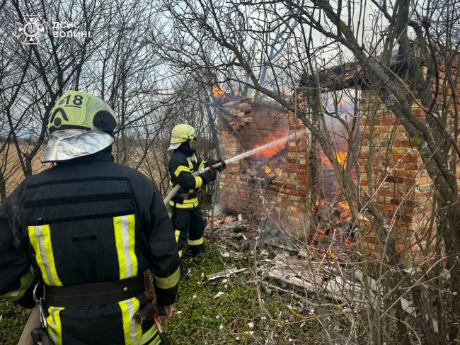 На Волині горіли житловий будинок, дача та сіно