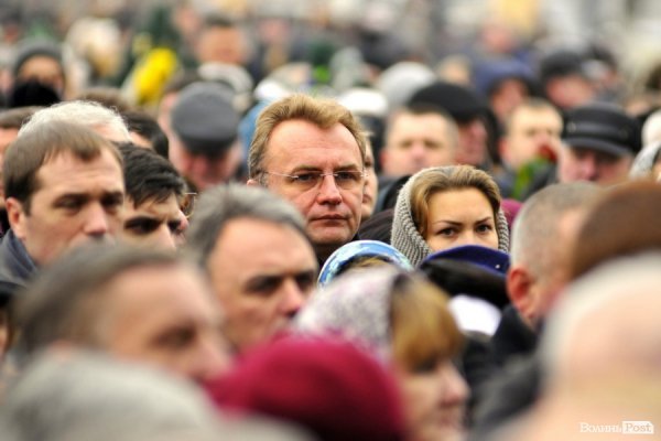 Фото прощання з міським головою Луцька Миколою Романюком