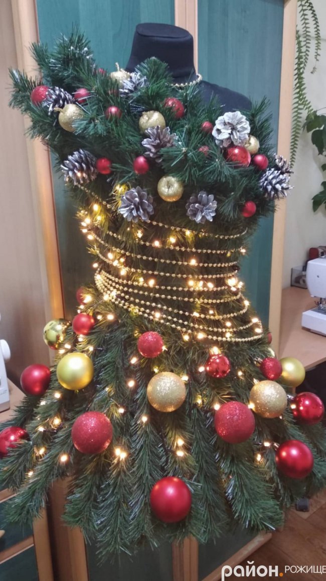 У Рожищі кравець створив оригінальне плаття-ялинку. ФОТО