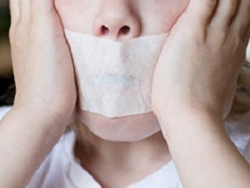 Заклеювала роти скотчем: вихователька дитсадка знущалася над дітьми на Миколаївщині