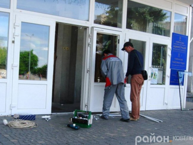 За розбиті двері ковельської мерії хуліган заплатить 456 гривень