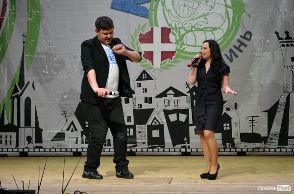 На КВНі в Луцьку перемогла команда, яка роздягалась на сцені і багато кричала. ФОТО