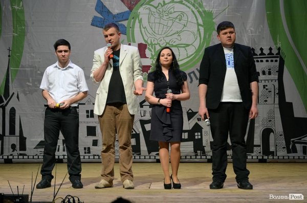 На КВНі в Луцьку перемогла команда, яка роздягалась на сцені і багато кричала. ФОТО