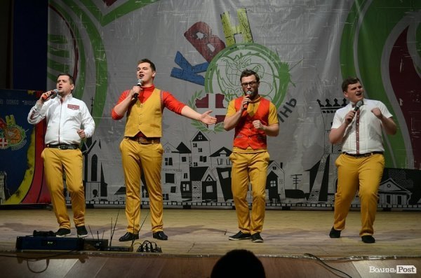 На КВНі в Луцьку перемогла команда, яка роздягалась на сцені і багато кричала. ФОТО