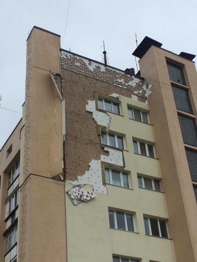 З «бім-бому» в центрі Луцька зірвало фасад