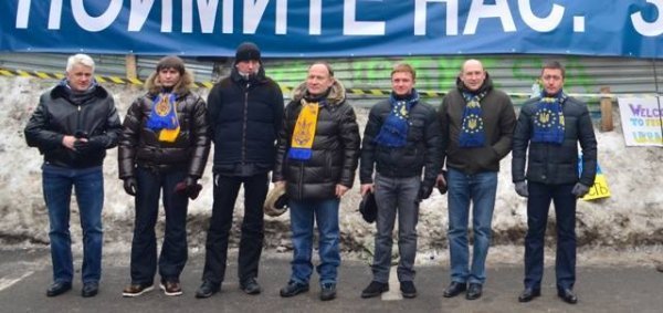 Волинські нардепи вийшли на Євромайдан і обіймалися з Русланою. ФОТО. ДОПОВНЕНО