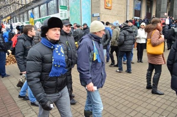 Волинські нардепи вийшли на Євромайдан і обіймалися з Русланою. ФОТО. ДОПОВНЕНО